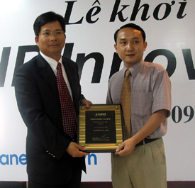Anh3-Distributor Award.jpg